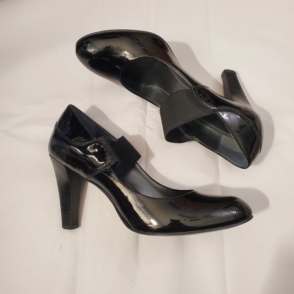 Ellen Tracy Black Patent Mid Heel Pumps with Elastic Strap